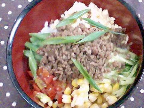 トマトとコーン入りそぼろ丼